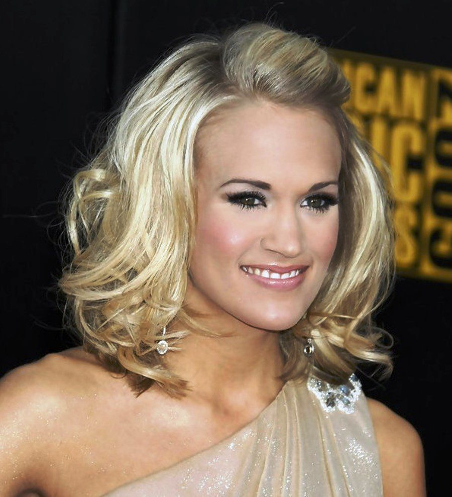 Carrie Underwood Stylish Wavy Hairstyle