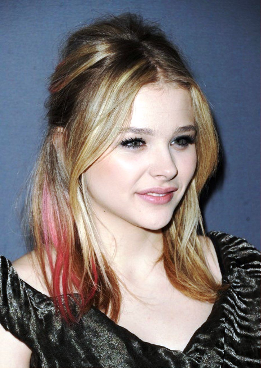 Chloe Grace Moretz Half Up Half Down Hairstyle With Red Streaks