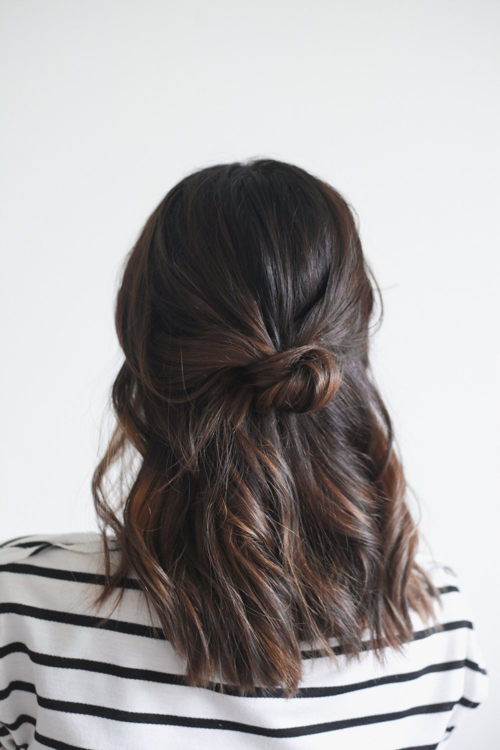 Cute Effortless Spring Knot for Medium Length Hair