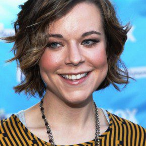 Cute Short Wavy Hairstyle For Women