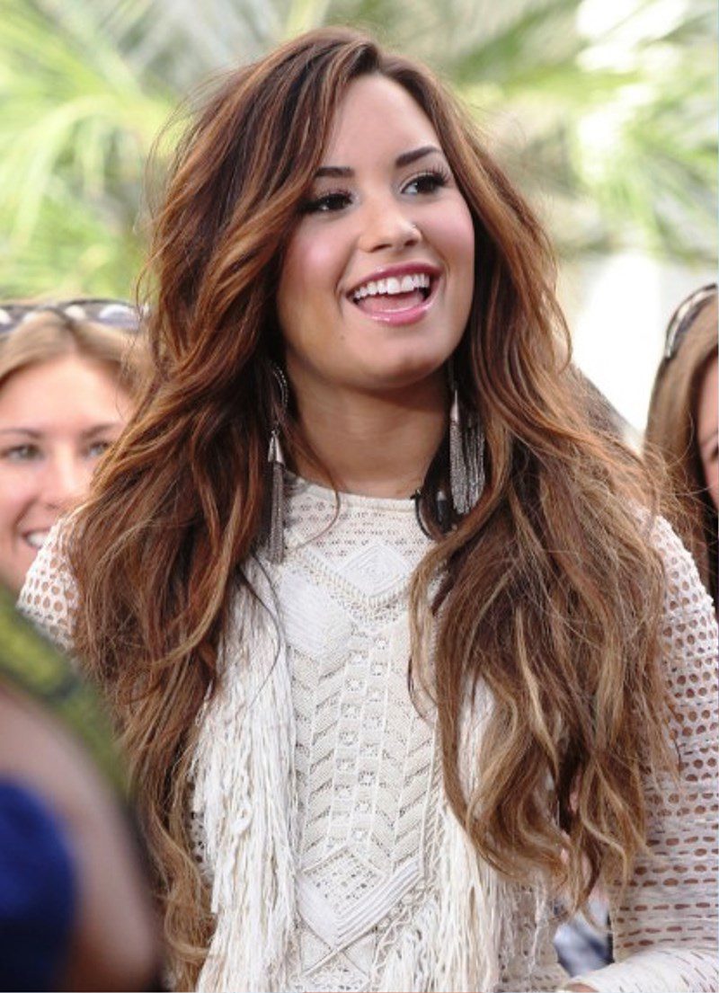 Demi Lovato Cute Long Wavy Hairstyle