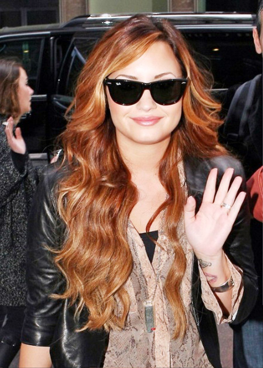 Demi Lovato Long Wavy Hairstyle