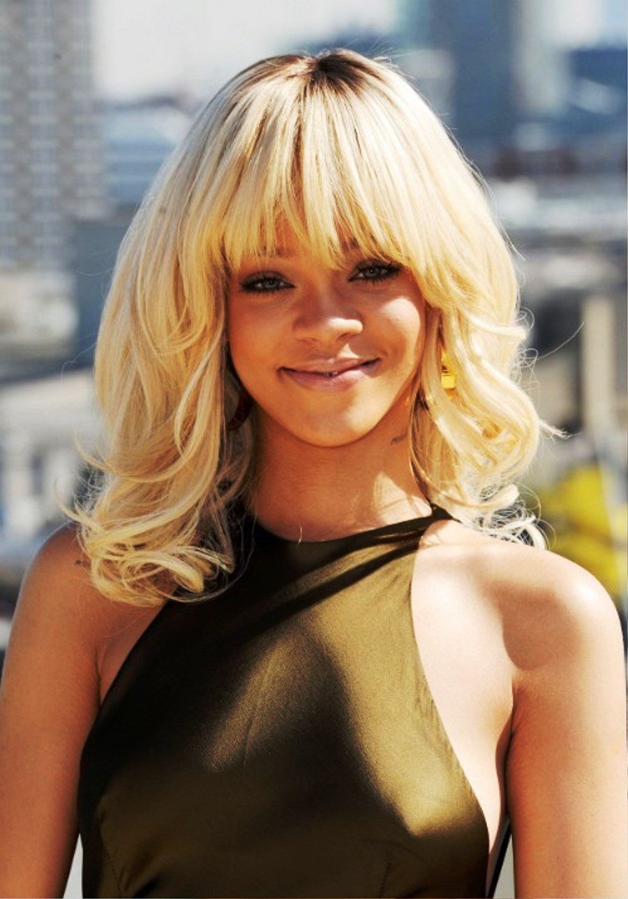 Rihanna Long Blonde Wavy Hairstyle With Bangs