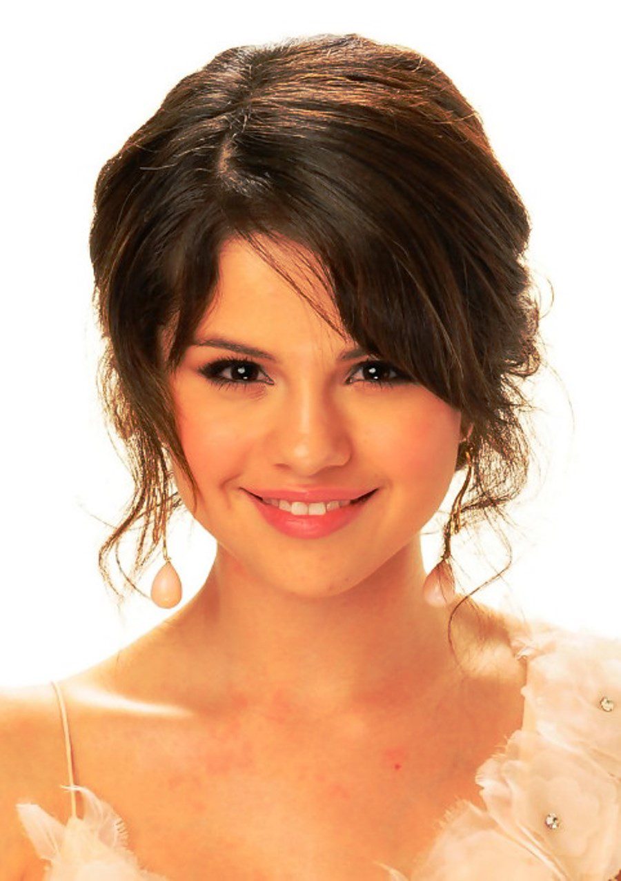 Selena Gomez Cute Hairstyle With Side Bangs