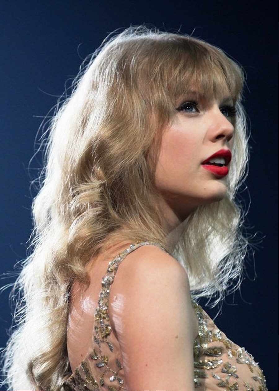 Taylor Swift Curly Hairstyle With Soft Wispy Bangs