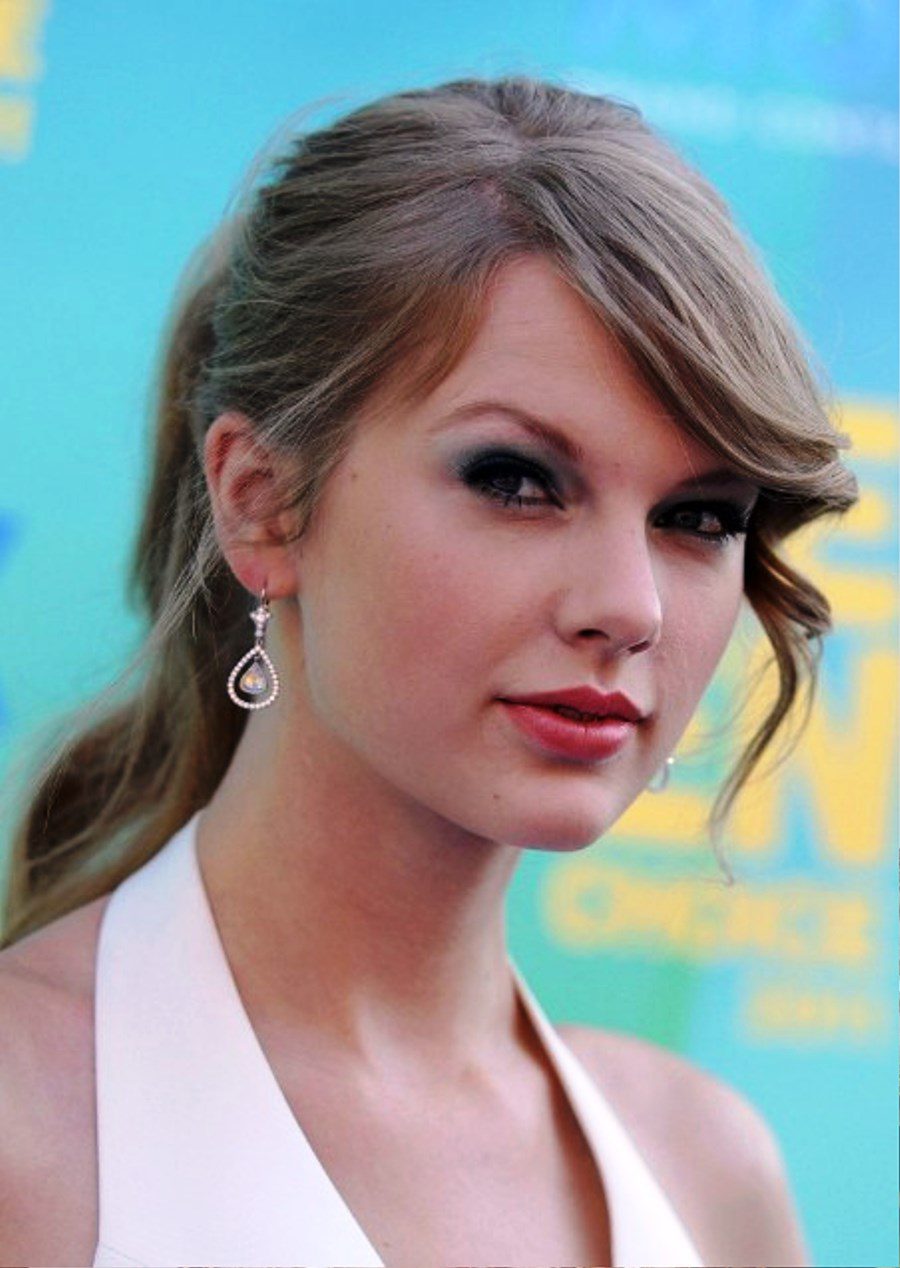 Taylor Swift Hairstyle With Bangs