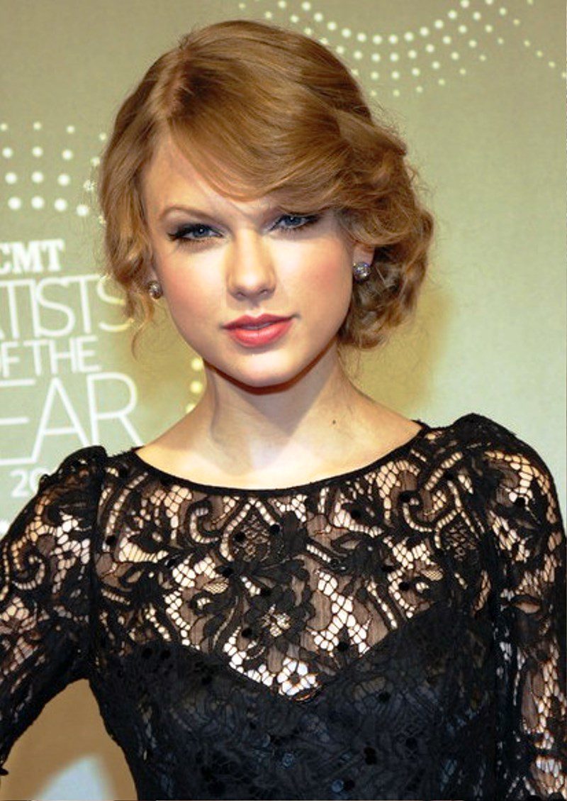 Taylor Swift Retro Updo For Homecoming