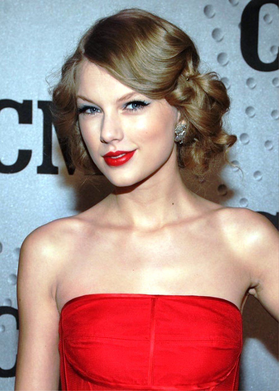 Taylor Swift Sexy Long Wavy Updo For Prom