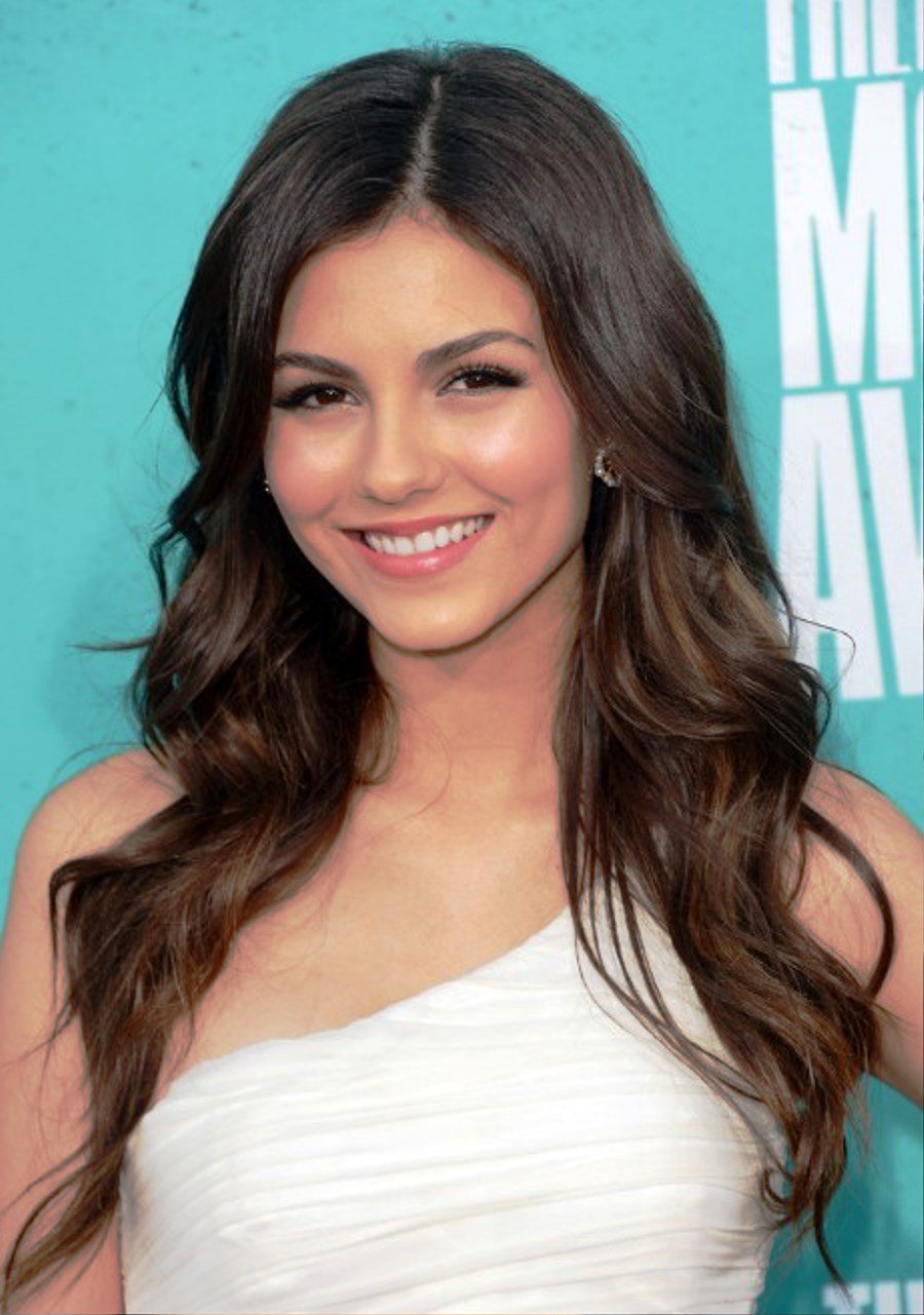 Victoria Justice Long Wavy Hairstyle