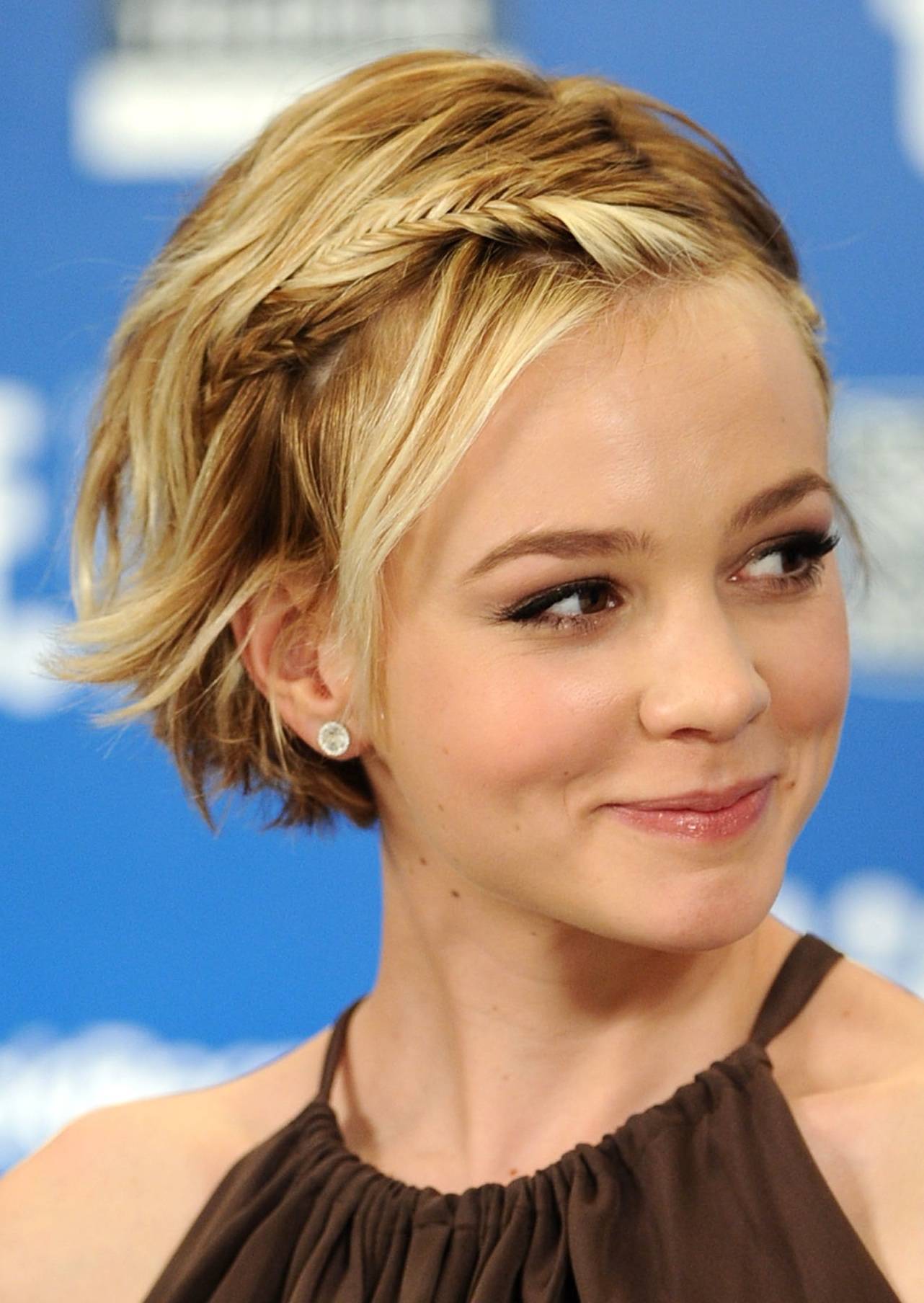 Short blonde hair style