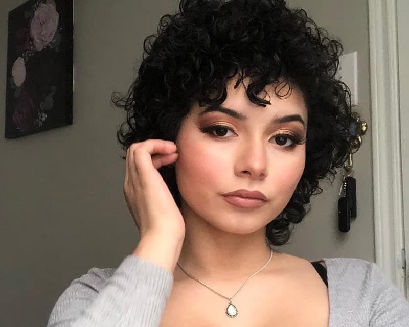 short curly hairstyles for round faces